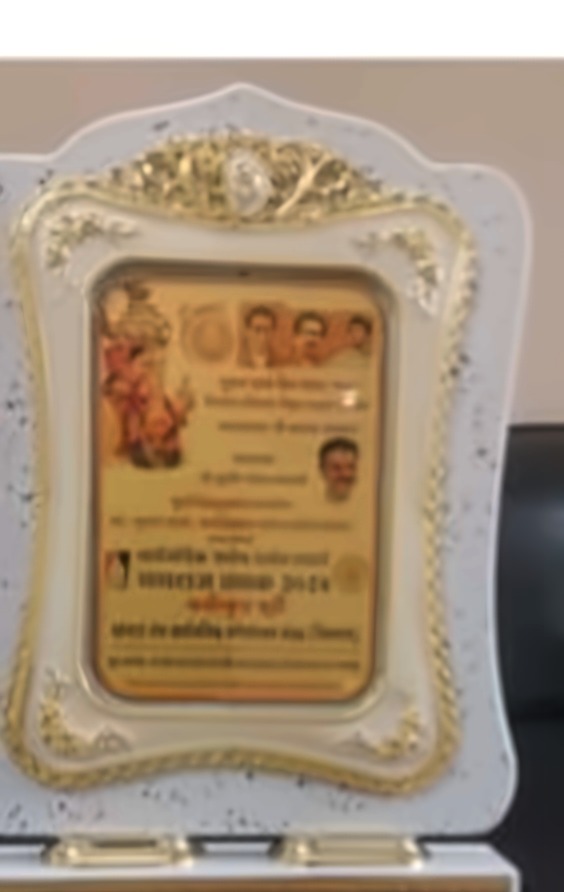 Felicitation plaque presented to Khetwadicha Raja