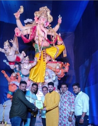 Guests felicitated before Khetwadicha Raja