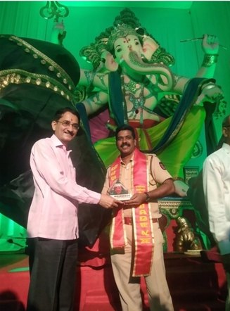 A guest being honoured at the mandap