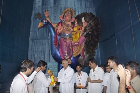 Guests offering puja to Khetwadicha Raja