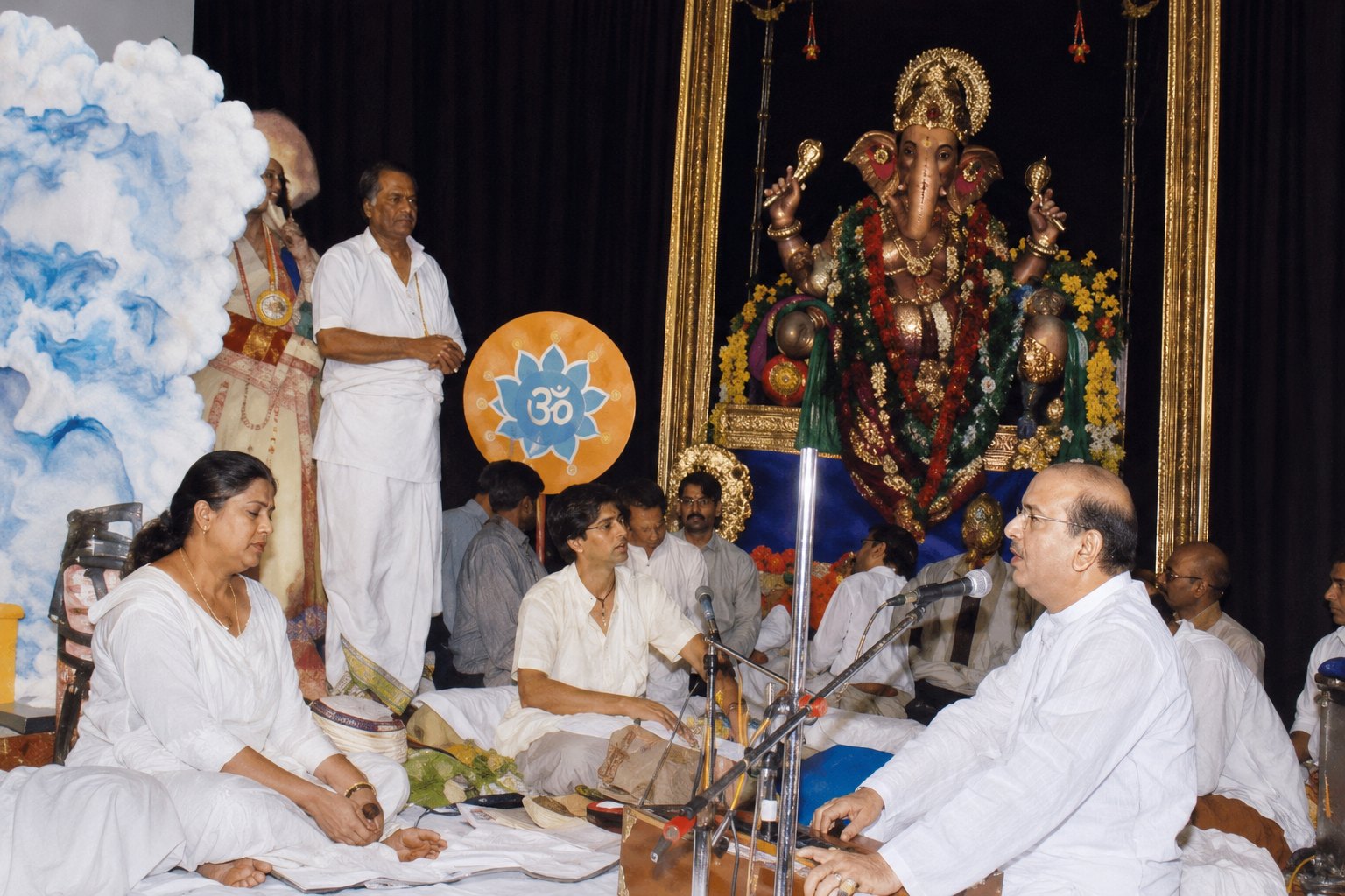 Maha aarti before Khetwadicha Raja